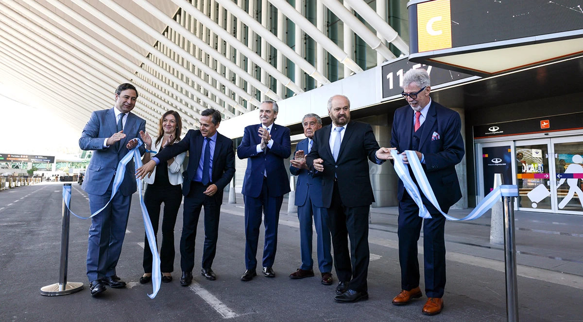 El tradicional corte de cinta de la inauguracin de la nueva terminal de Ezeiza. Foto: AA2000